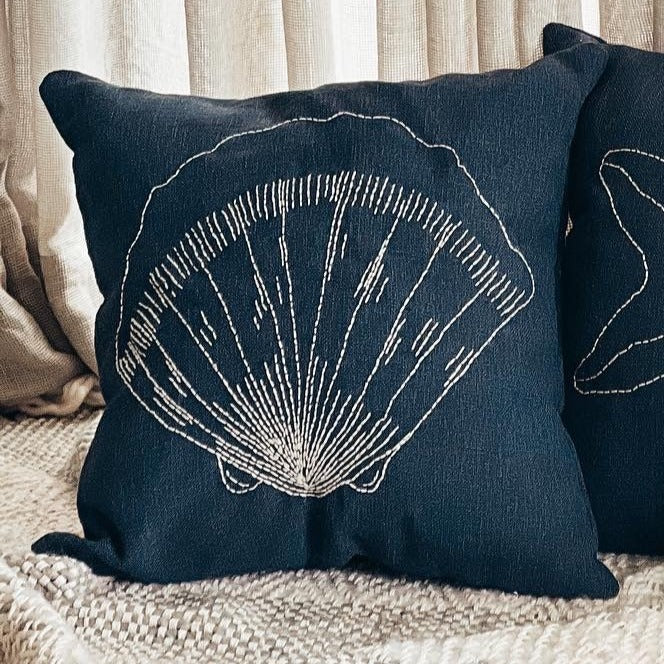 Cojin Concha Navy Blue