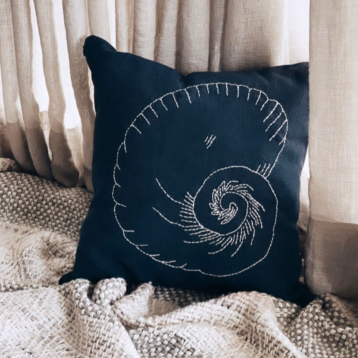 Cojín Caracol Navy Blue